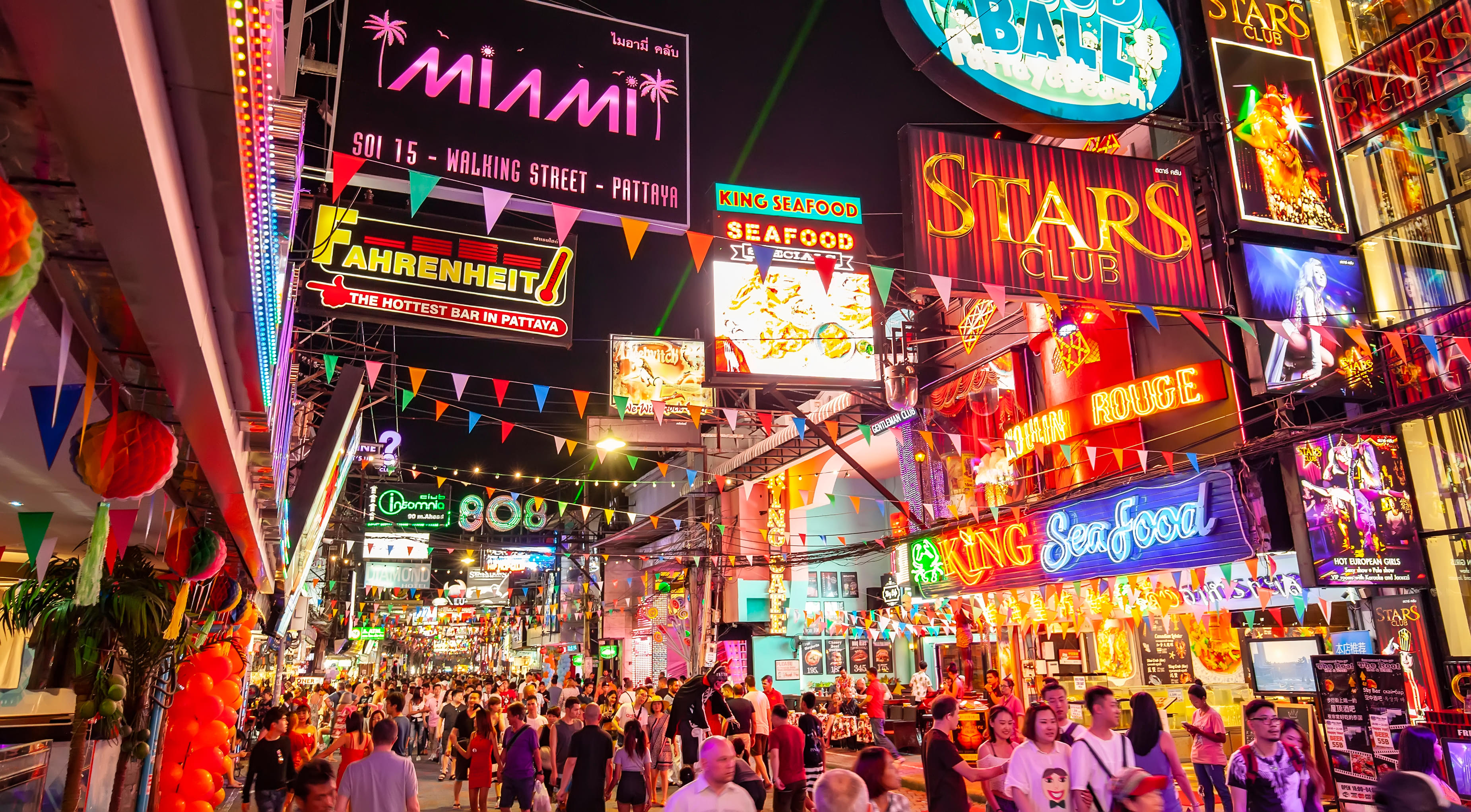 Discover lively night markets on your trip to Bangkok